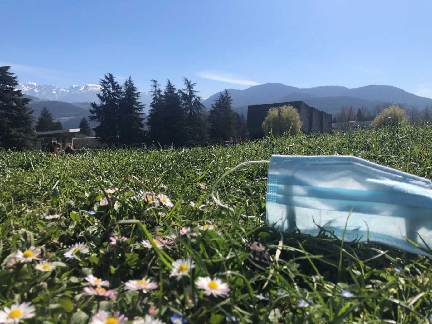 The compulsory mask protects us from the virus, but does not prevent us from enjoying the sun and the flowers on the wonderful campus of the Alps.